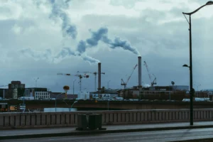 Jak wygląda kontrola emisji pyłów w przemyśle?